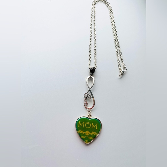 Mom necklace with love charm - Picture 3 of 4